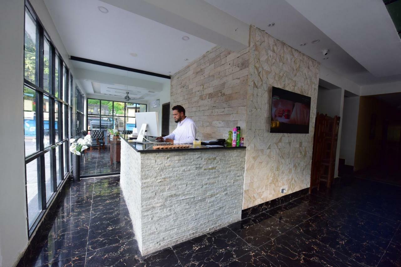 La Orilla Hotel Muzaffarabad Buitenkant foto